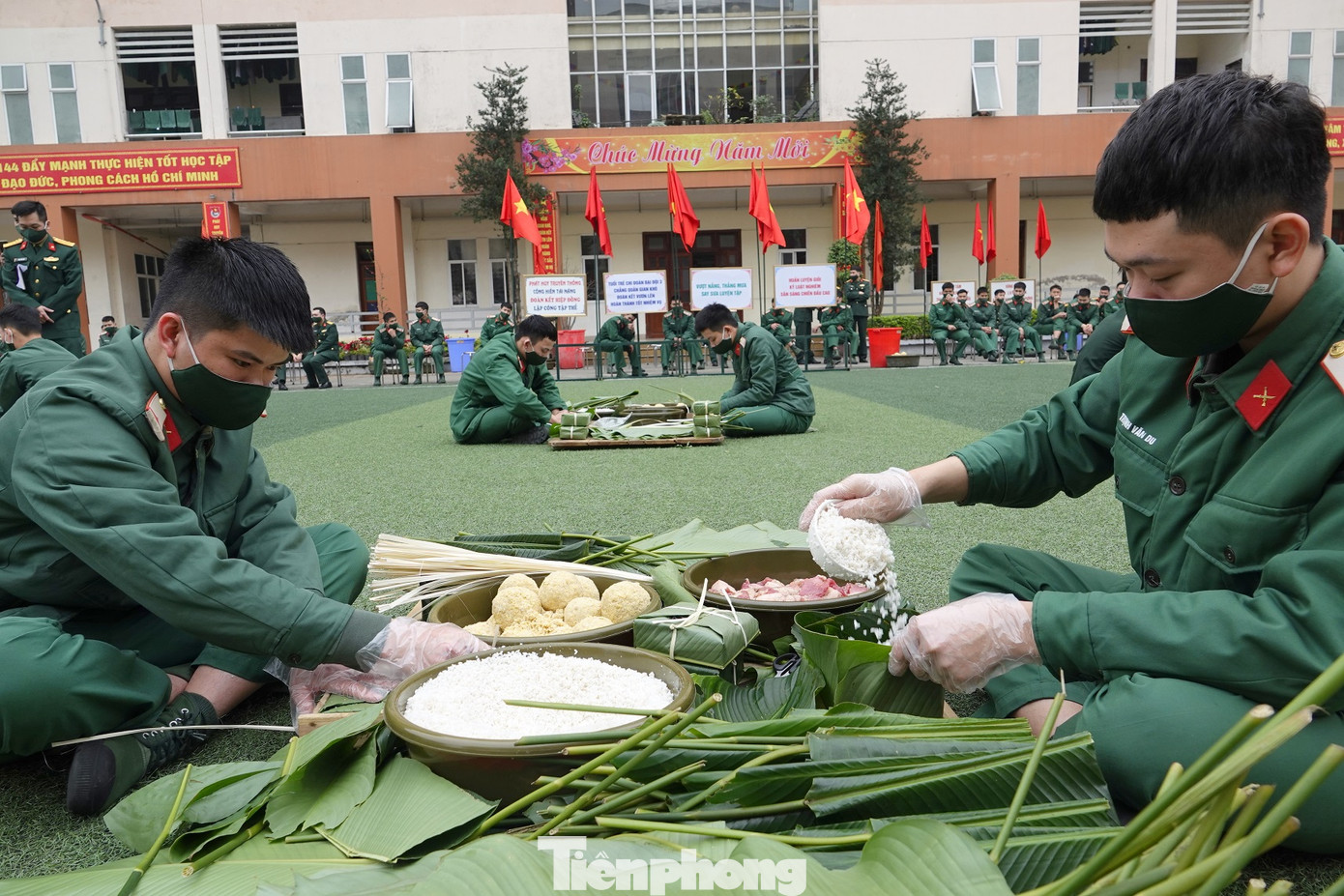 Đoàn viên Lữ đoàn cận vệ thép thi gói bánh chưng Tết ảnh 3
