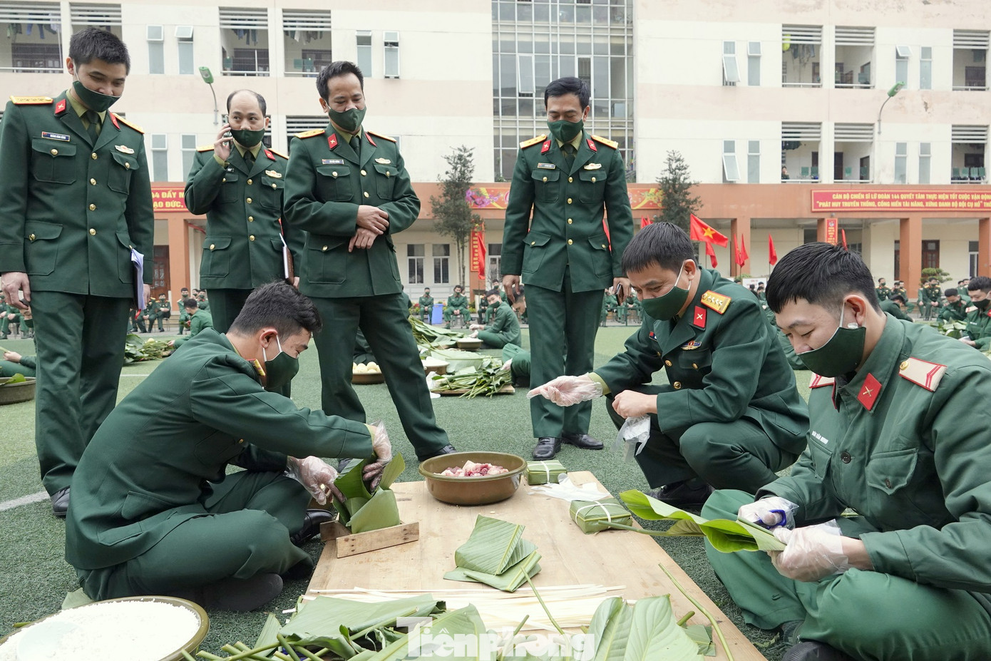 Đoàn viên Lữ đoàn cận vệ thép thi gói bánh chưng Tết ảnh 2