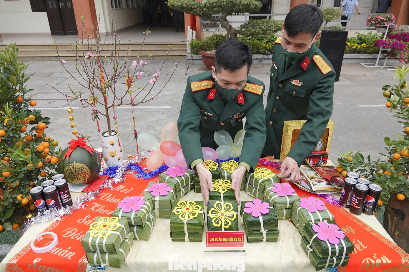 Đoàn viên Lữ đoàn cận vệ thép thi gói bánh chưng Tết ảnh 6
