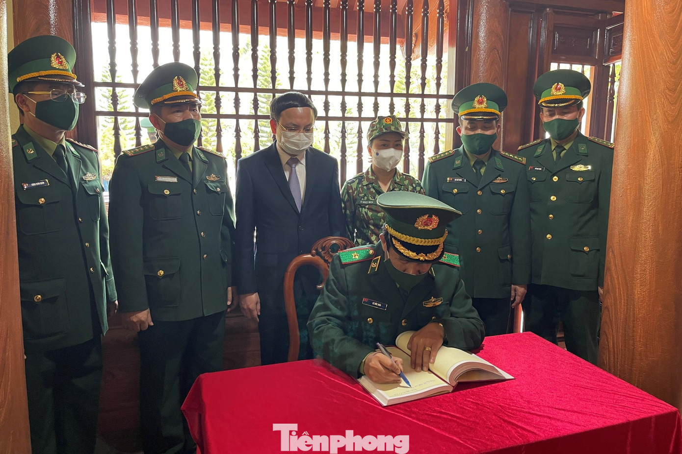 Anh hùng liệt sĩ bảo vệ biên giới phía Bắc mãi là tấm gương sáng ảnh 4