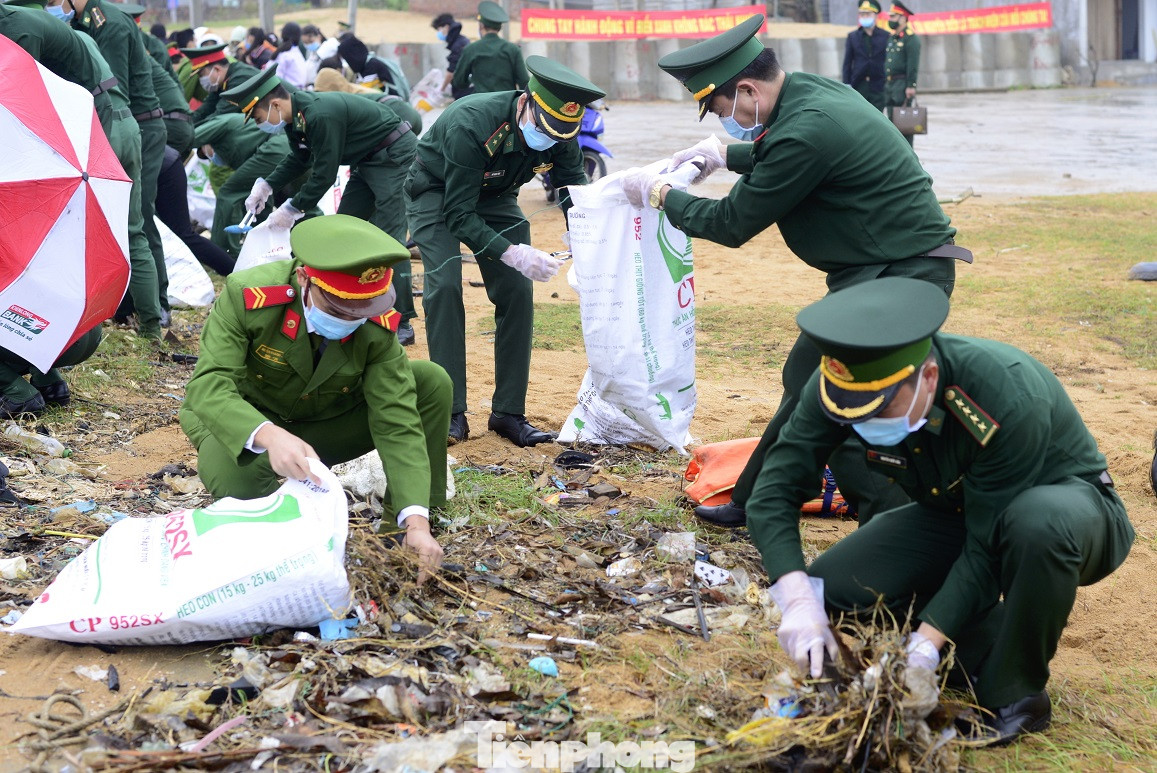 Tặng 16 nghìn cờ Tổ quốc, 5 nghìn ảnh Bác Hồ cho ngư dân Phú Yên ảnh 2