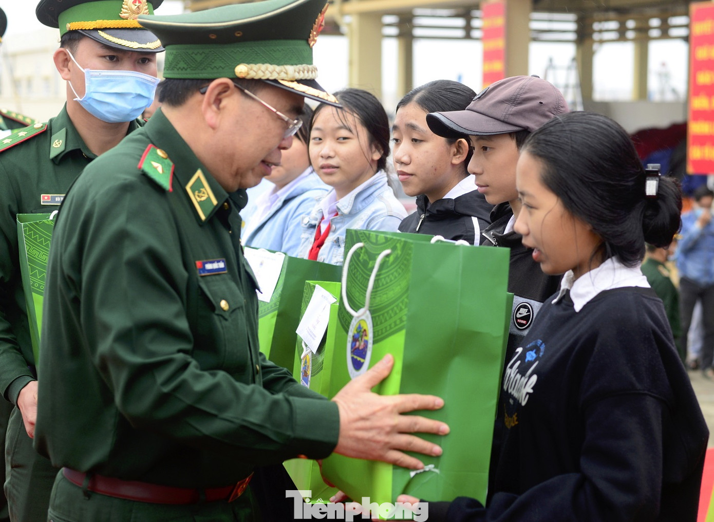 Tặng 16 nghìn cờ Tổ quốc, 5 nghìn ảnh Bác Hồ cho ngư dân Phú Yên ảnh 1