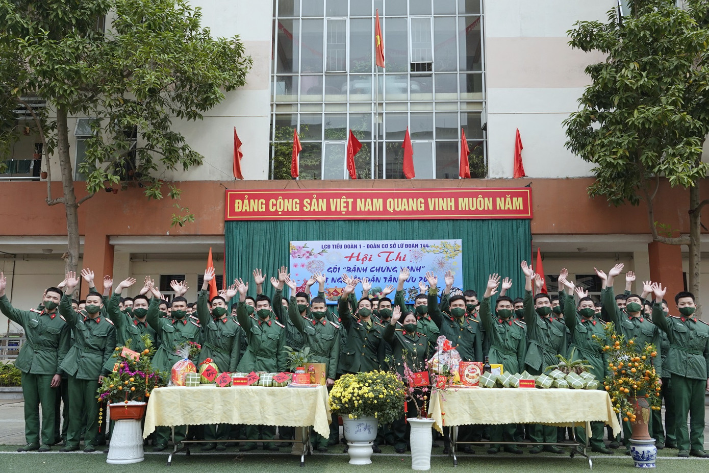 Đoàn viên Lữ đoàn cận vệ thép thi gói bánh chưng Tết ảnh 12