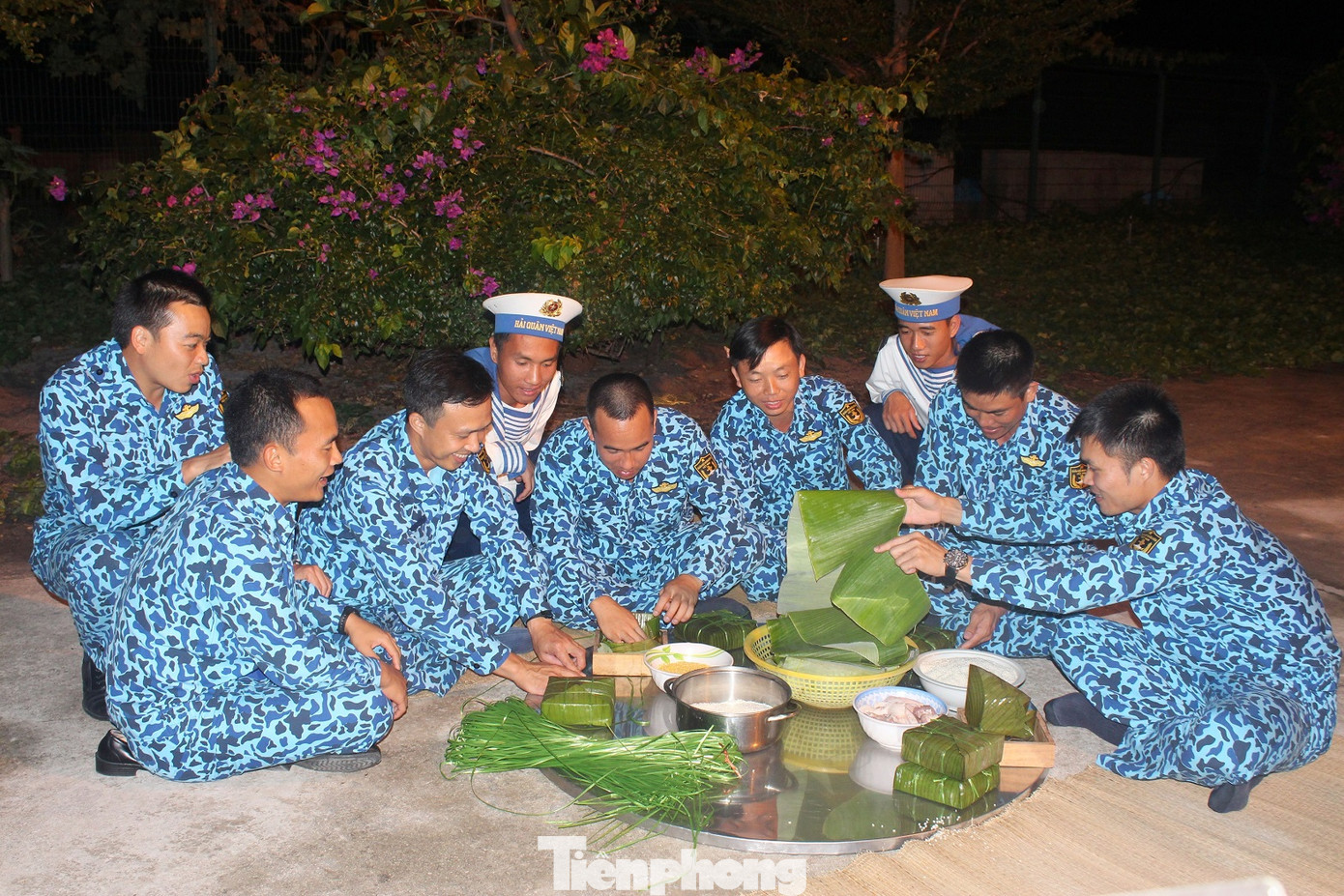 Hai 'ly rượu' đặc biệt đón giao thừa của lính tàu ngầm Việt Nam ảnh 2