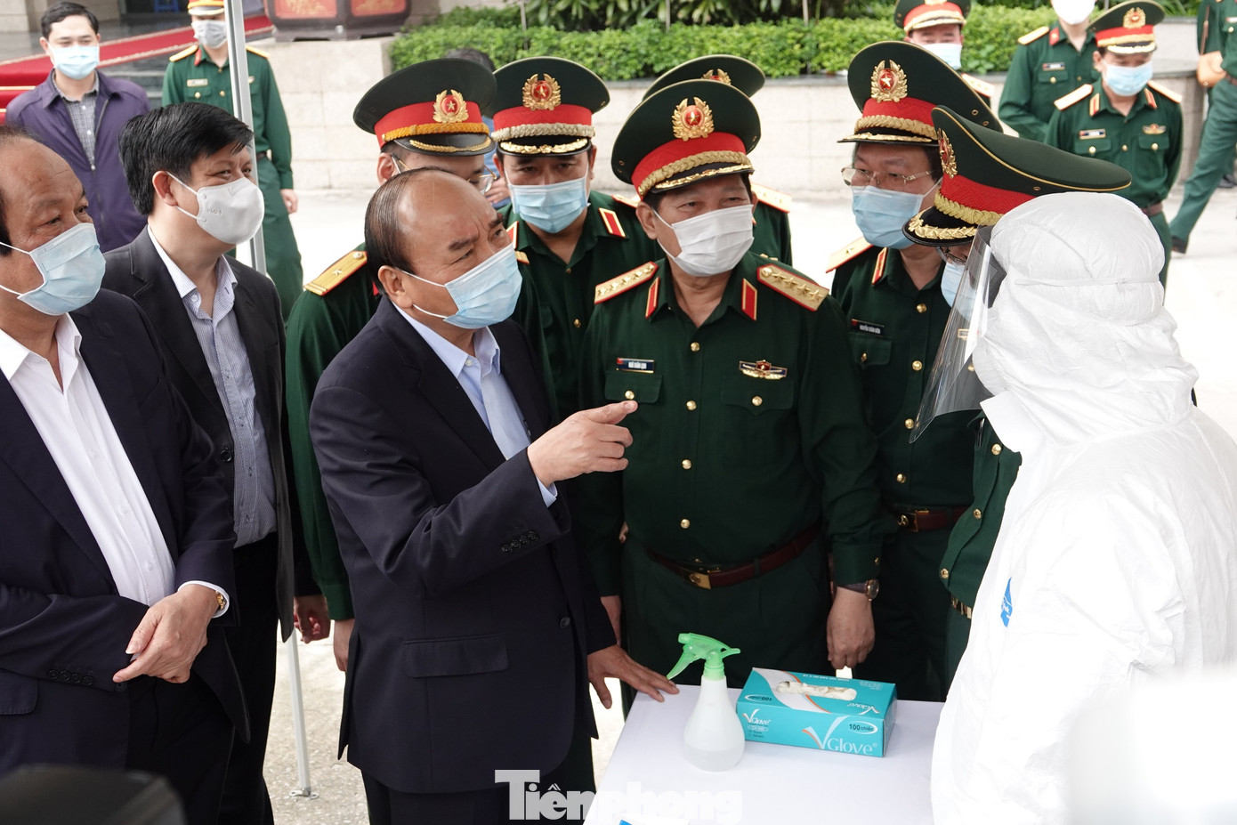 Ngày 22/3/2020, đến làm việc với Ban Chỉ đạo phòng chống dịch COVID-19 Bộ Quốc phòng, Thủ tướng Nguyễn Xuân Phúc khẳng định: Quân đội của chúng ta luôn là trụ cột quốc gia, đất nước, đặc biệt là khi đất nước lâm nguy, giặc giã, thảm họa, thiên tai, dịch bệnh nguy hiểm thì vai trò chủ đạo, tính chất nòng cốt của Quân đội càng thể hiện rõ và phát huy mạnh mẽ. Ảnh: Nguyễn Minh Quân đội sơ kết một năm ‘chiến đấu’ với COVID-19 ảnh 2