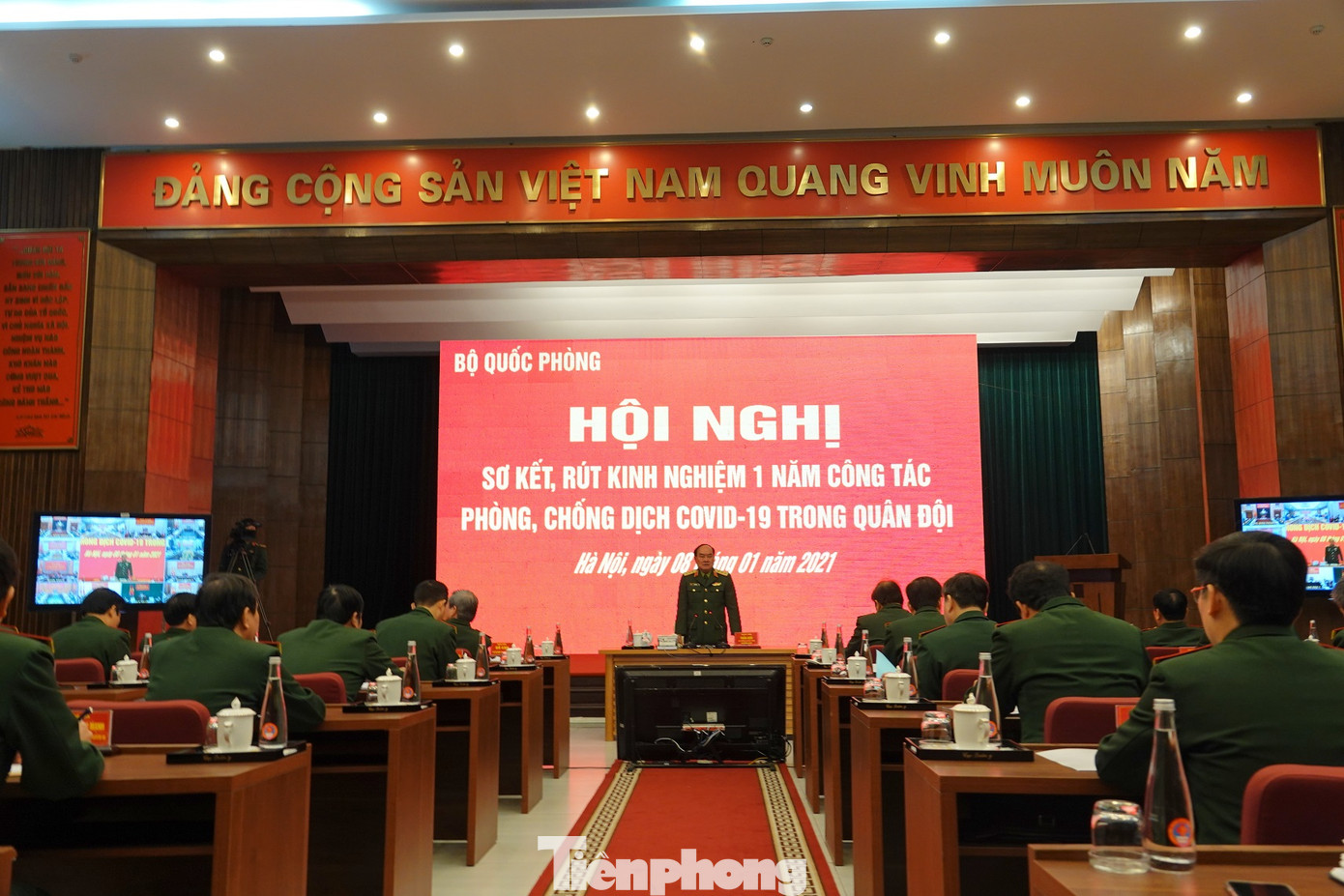Hội nghị diễn ra dưới hình thức trực tuyến tại tất cả các điểm cầu trong toàn quân. Tại hội nghị, lãnh đạo các đơn vị đã thông tin chi tiết về các biện pháp, kết quả phòng chống dịch một năm qua. Quân đội sơ kết một năm ‘chiến đấu’ với COVID-19 ảnh 1