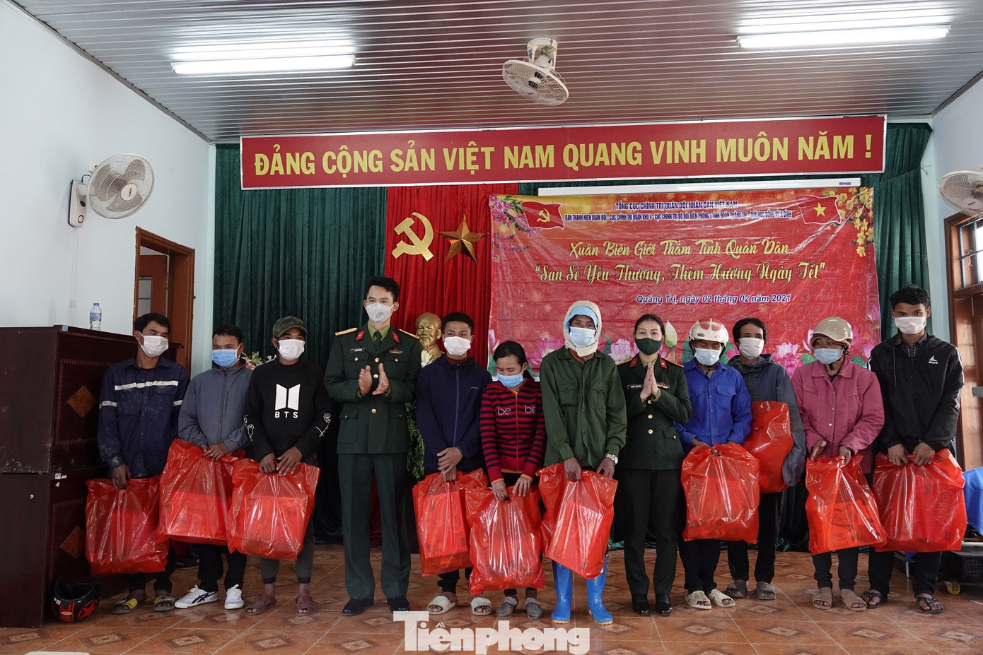 Mang xuân ấm đến với người nghèo ảnh 12