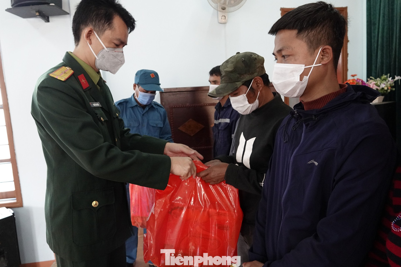 Mang xuân ấm đến với người nghèo ảnh 6