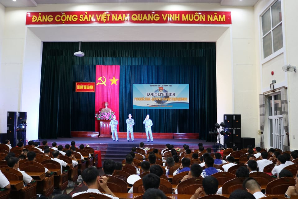 Thủy thủ tàu ngầm tọa đàm song ngữ Việt - Nga ảnh 1