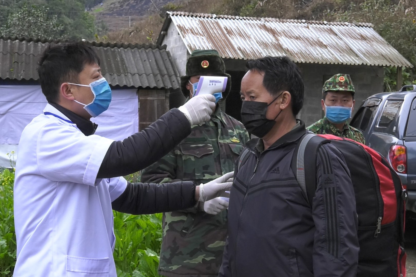 Bắt 35 người nhập cảnh trái phép về Việt Nam ảnh 1