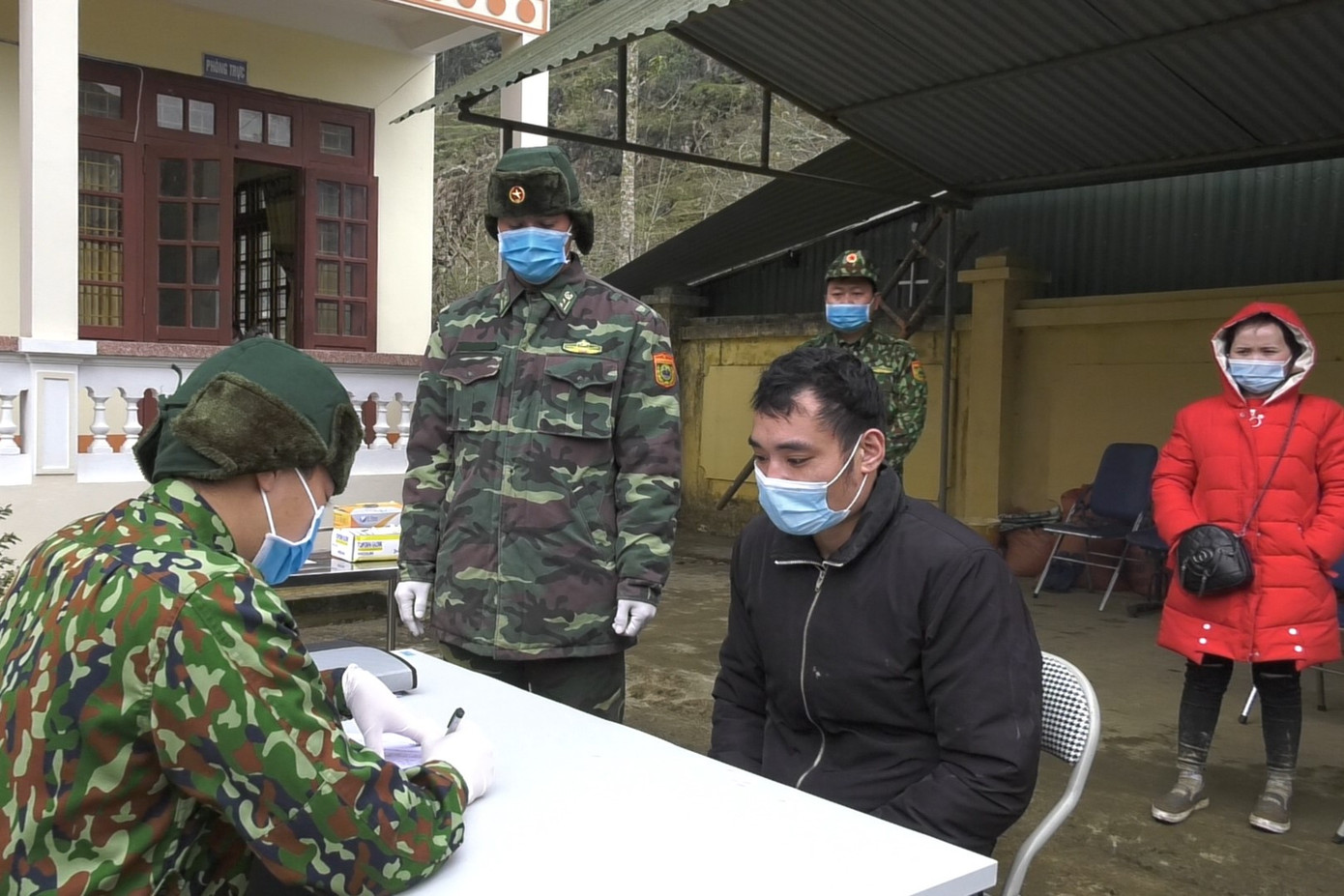 Bắt 35 người nhập cảnh trái phép về Việt Nam ảnh 2