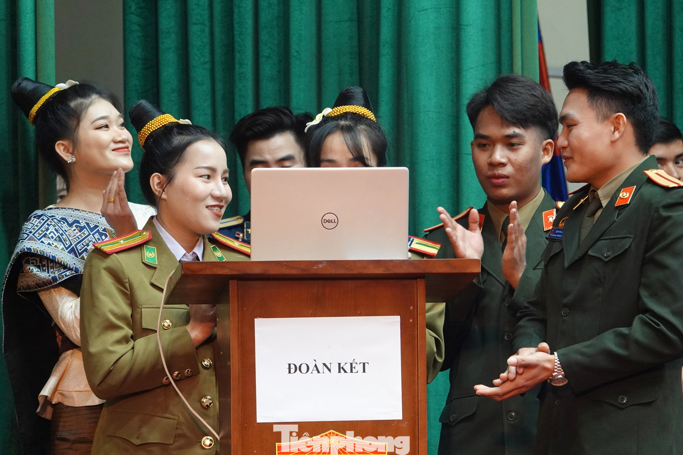 Ngắm các bóng hồng tài sắc ở Học viện Quân y ảnh 4