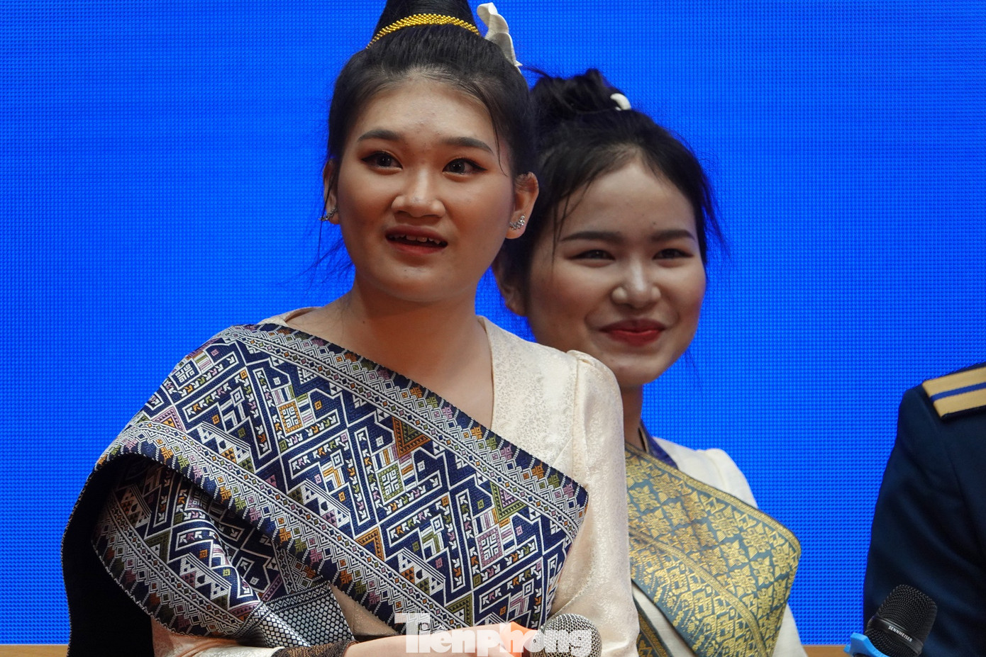 Ngắm các bóng hồng tài sắc ở Học viện Quân y ảnh 1