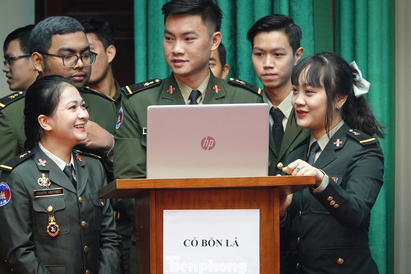 Ngắm các bóng hồng tài sắc ở Học viện Quân y ảnh 2