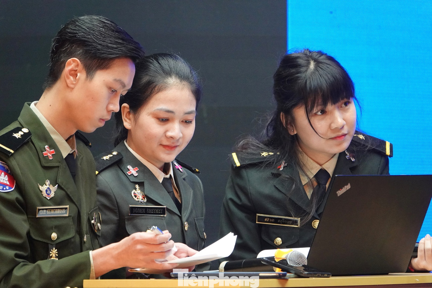 Ngắm các bóng hồng tài sắc ở Học viện Quân y ảnh 7