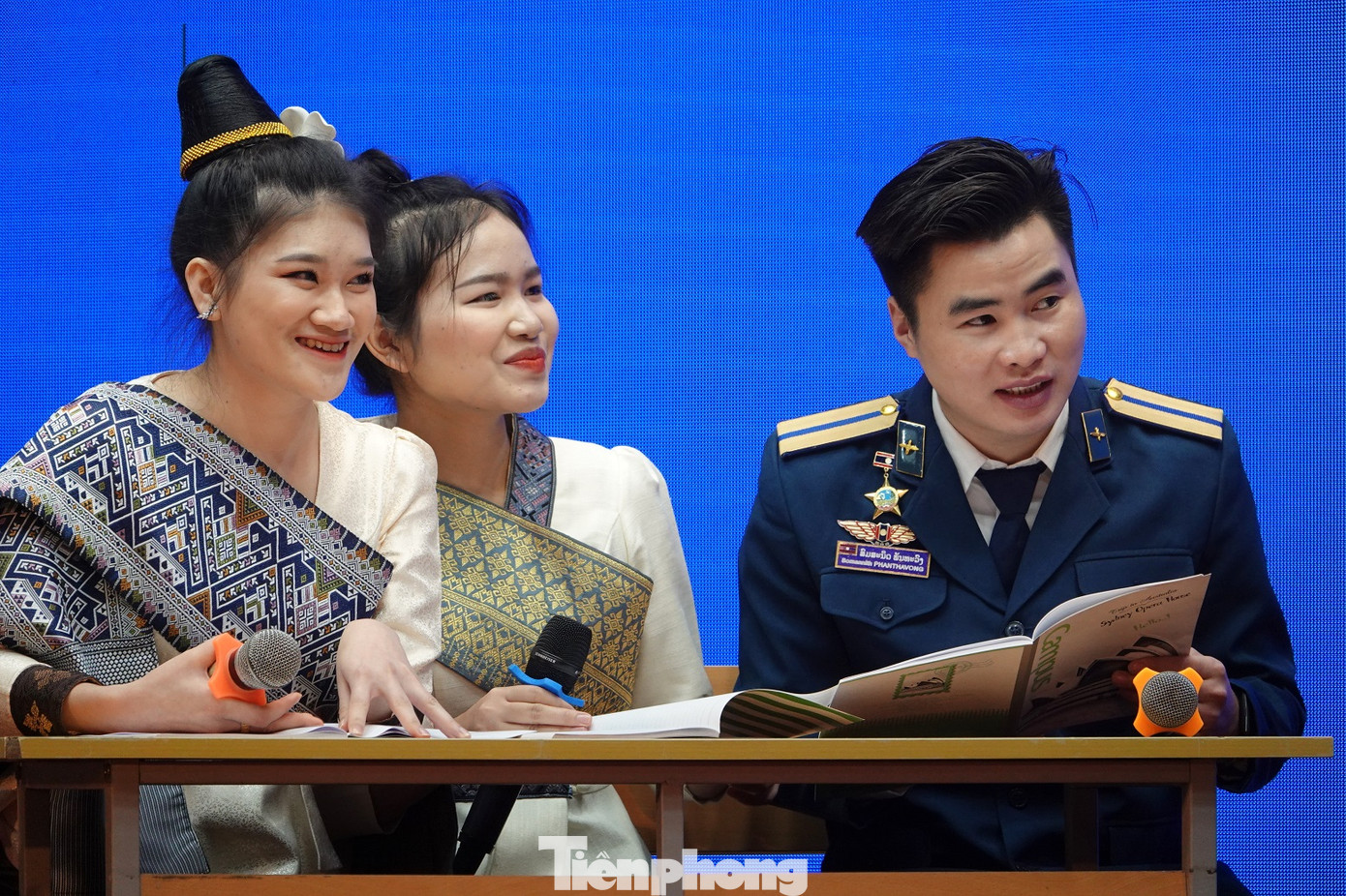 Ngắm các bóng hồng tài sắc ở Học viện Quân y ảnh 8