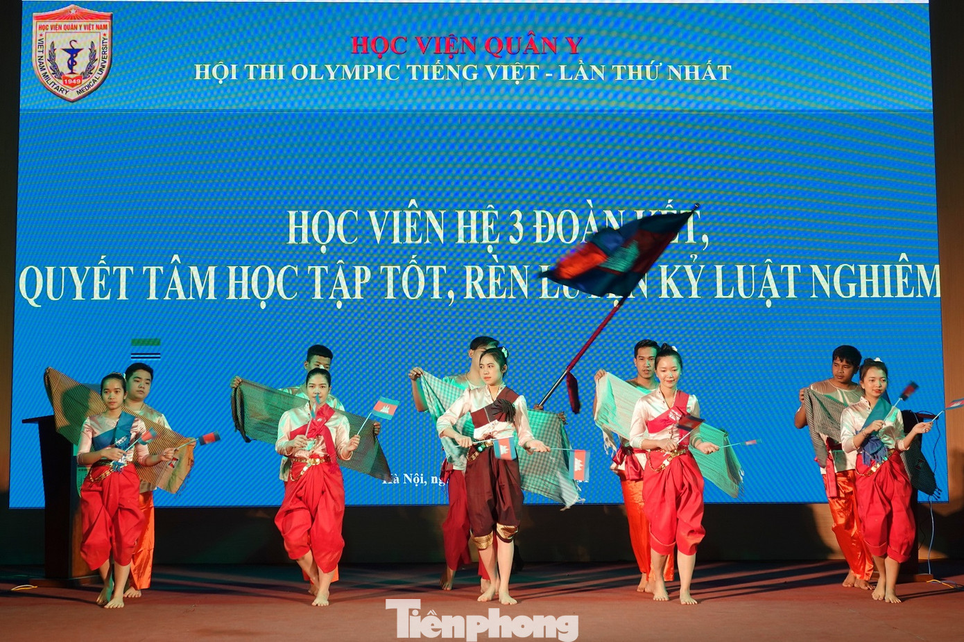 Ngắm các bóng hồng tài sắc ở Học viện Quân y ảnh 9