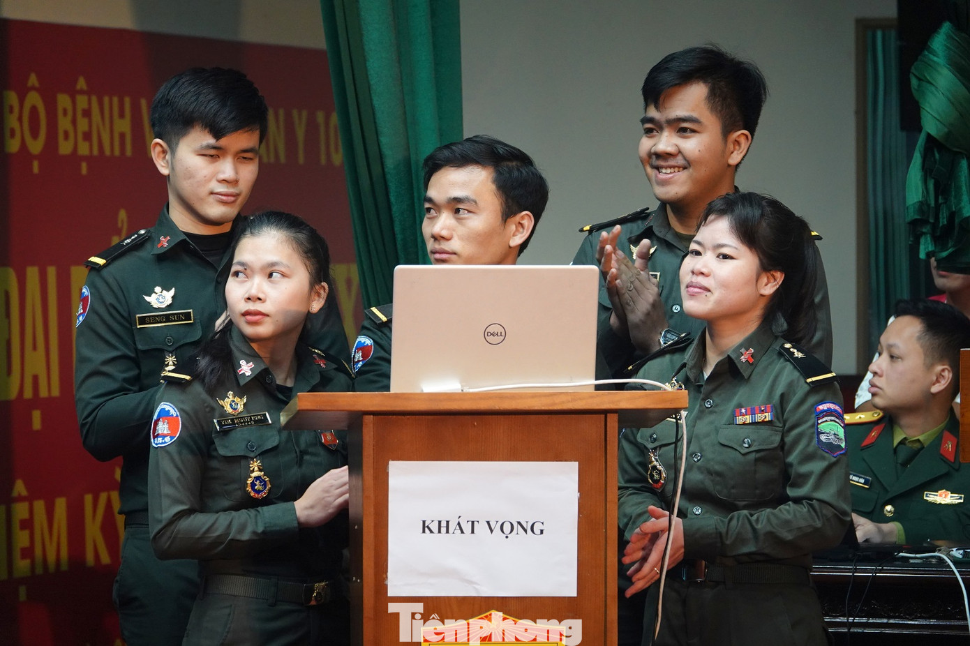 Ngắm các bóng hồng tài sắc ở Học viện Quân y ảnh 3