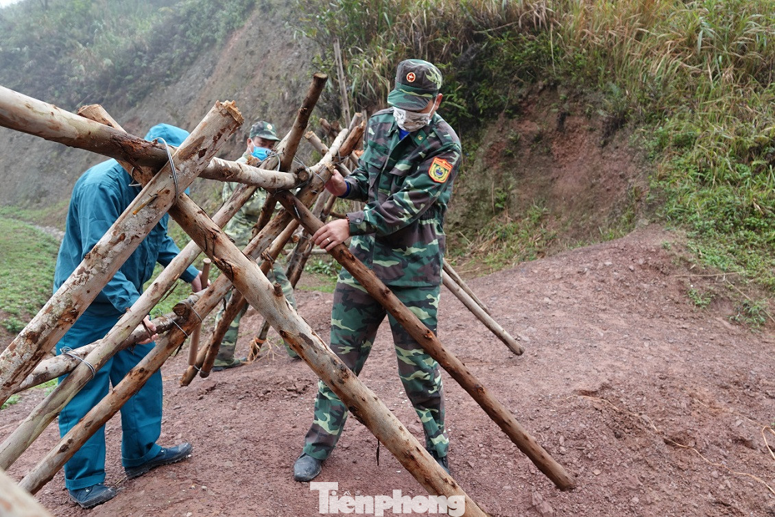 Bộ đội Biên phòng và dân quân gia thực hiện các biện pháp chống xuất nhập cảnh trái phép ngăn COVID-19 trên biên giới Quân đội sơ kết một năm ‘chiến đấu’ với COVID-19 ảnh 4