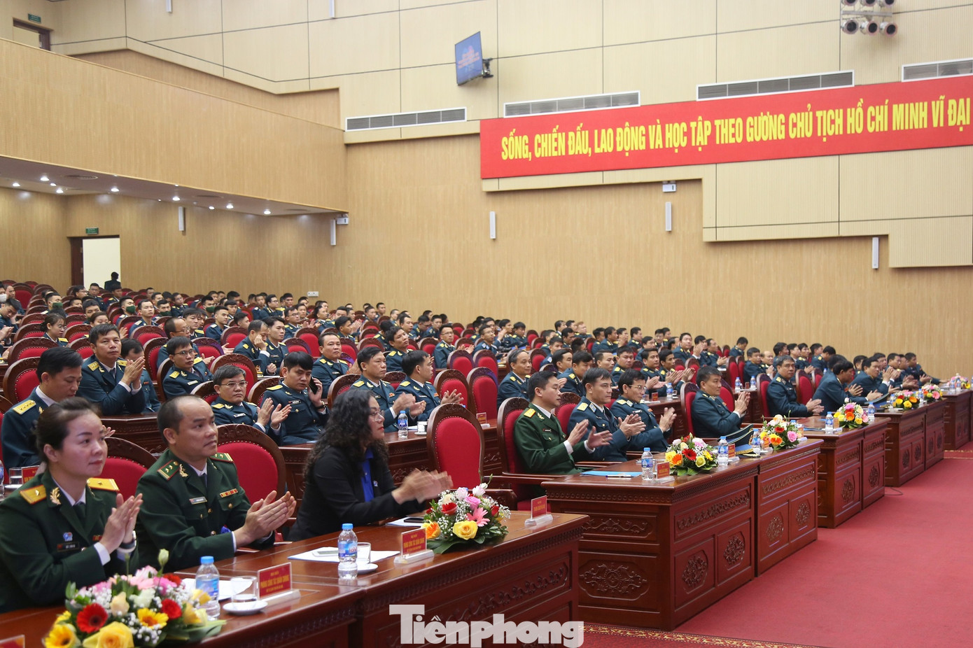 Các đại biểu dự lễ kỷ niệm Quân chủng Phòng không - Không quân trao Giải thưởng Sáng tạo trẻ năm 2020 ảnh 1