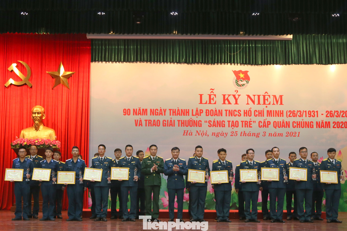 Lãnh đạo Cục Chính trị Quân chủng và Ban Thanh niên Quân đội trao thưởng cho các tác giả, nhóm tác giả đạt giải Ba và Khuyến khích Quân chủng Phòng không - Không quân trao Giải thưởng Sáng tạo trẻ năm 2020 ảnh 3
