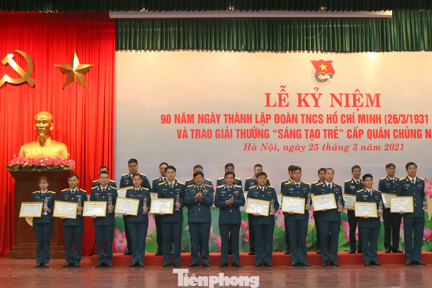 Lãnh đạo Quân chủng trao thưởng cho các tác giả, nhóm tác giả đạt giải Nhất, Nhì Giải thưởng Sáng tạo trẻ 2020 Quân chủng Phòng không - Không quân trao Giải thưởng Sáng tạo trẻ năm 2020 ảnh 2