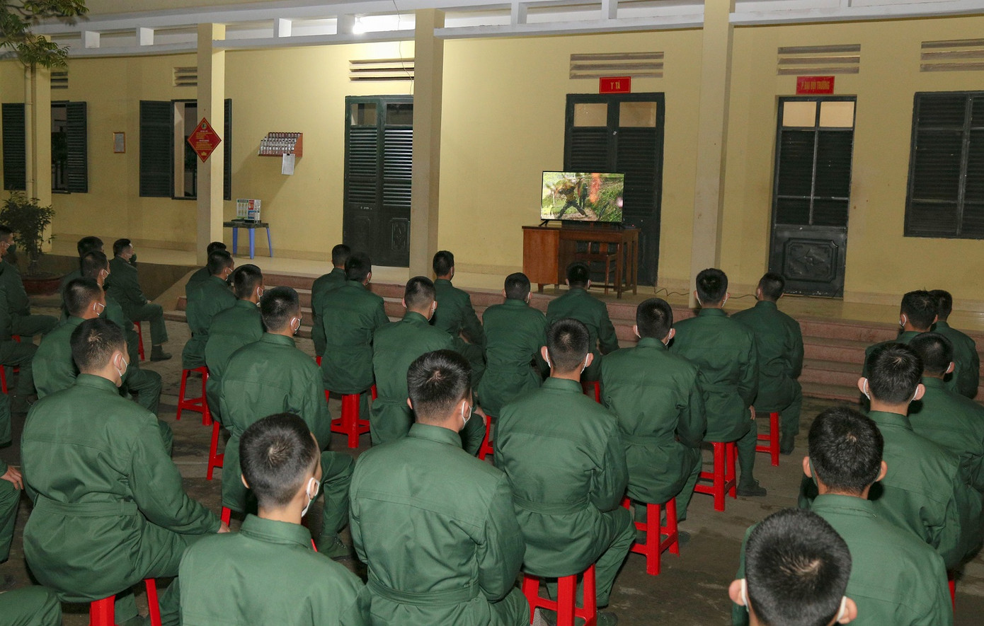 Tân binh Trung đoàn 246 gác nỗi nhớ nhà, hăng say tập luyện ảnh 7