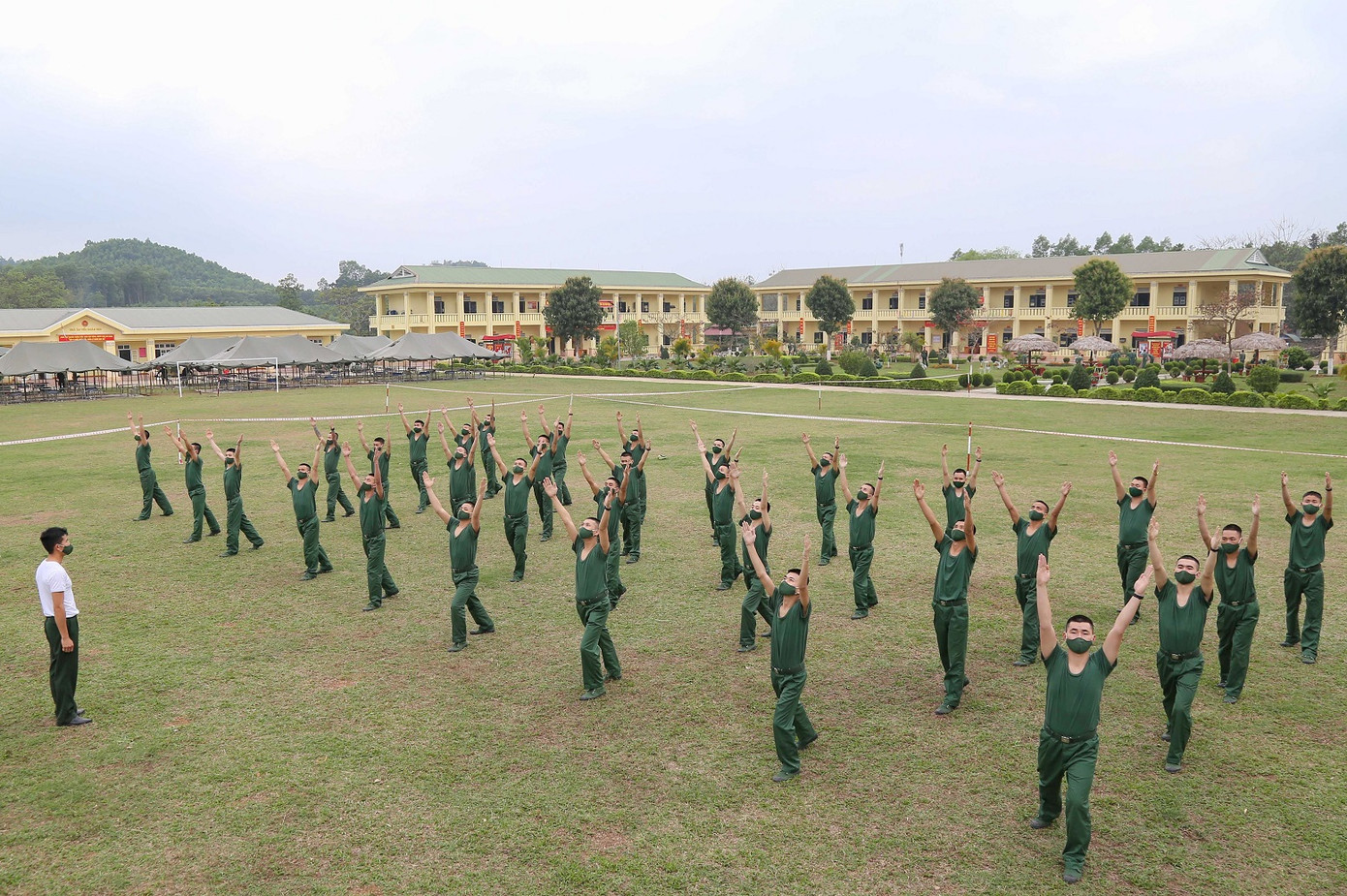 Tân binh Trung đoàn 246 gác nỗi nhớ nhà, hăng say tập luyện ảnh 2
