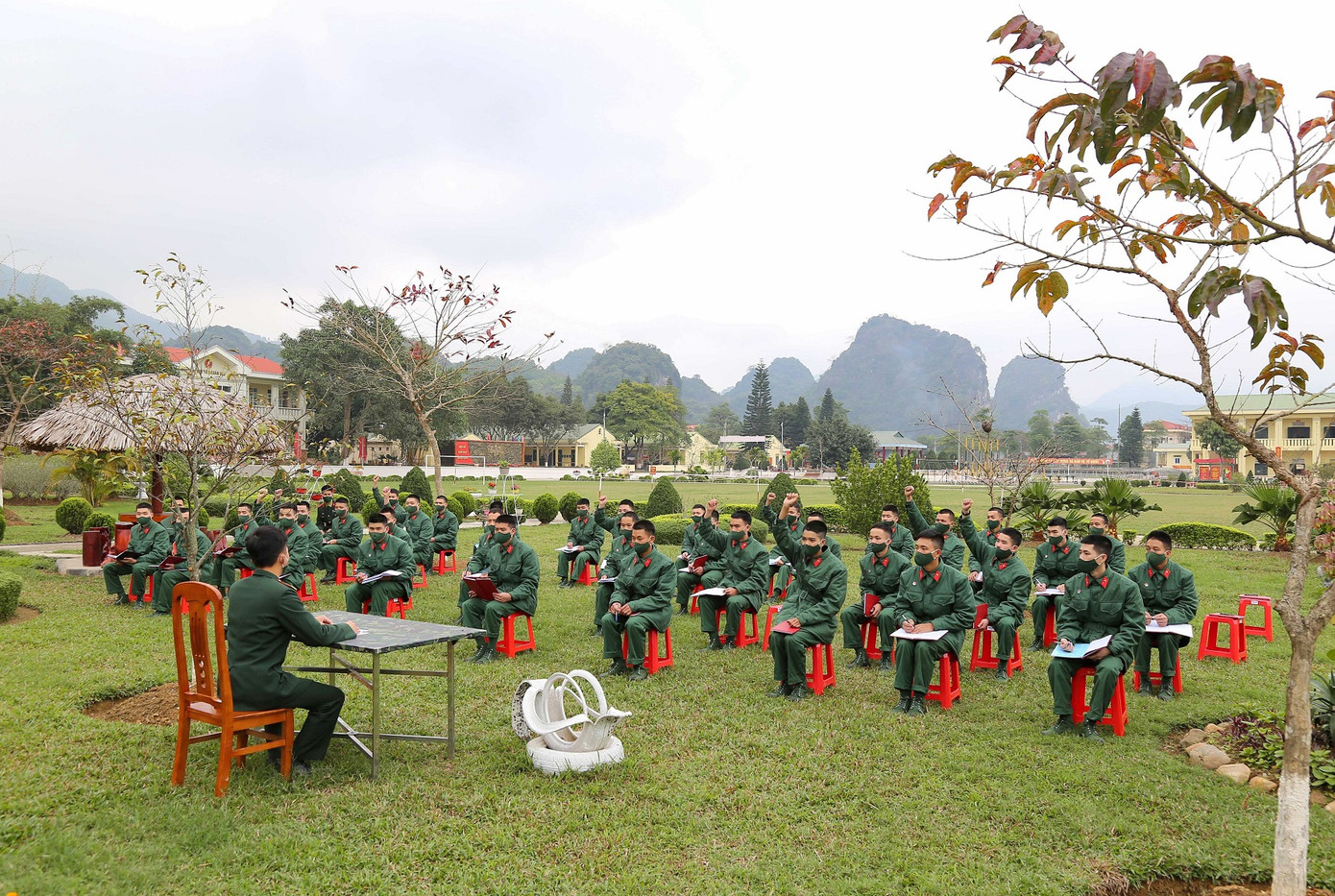 Tân binh Trung đoàn 246 gác nỗi nhớ nhà, hăng say tập luyện ảnh 3
