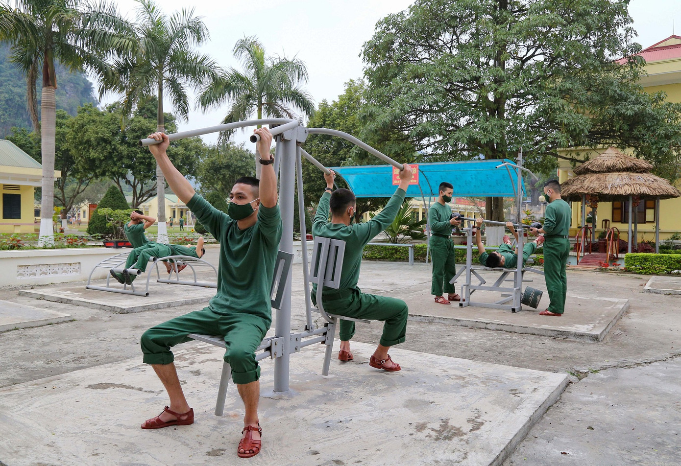 Tân binh Trung đoàn 246 gác nỗi nhớ nhà, hăng say tập luyện ảnh 9