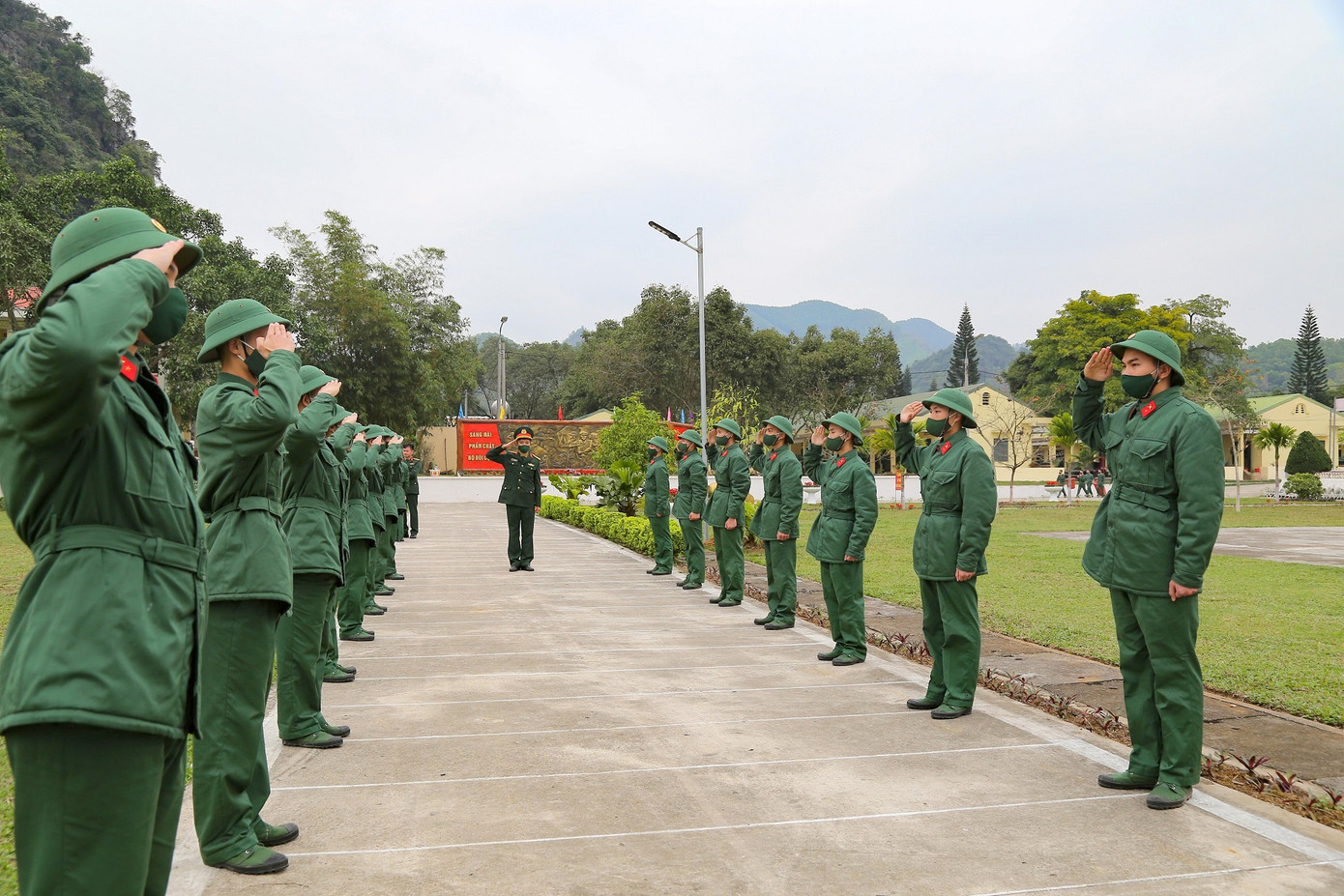 Tân binh Trung đoàn 246 gác nỗi nhớ nhà, hăng say tập luyện ảnh 4