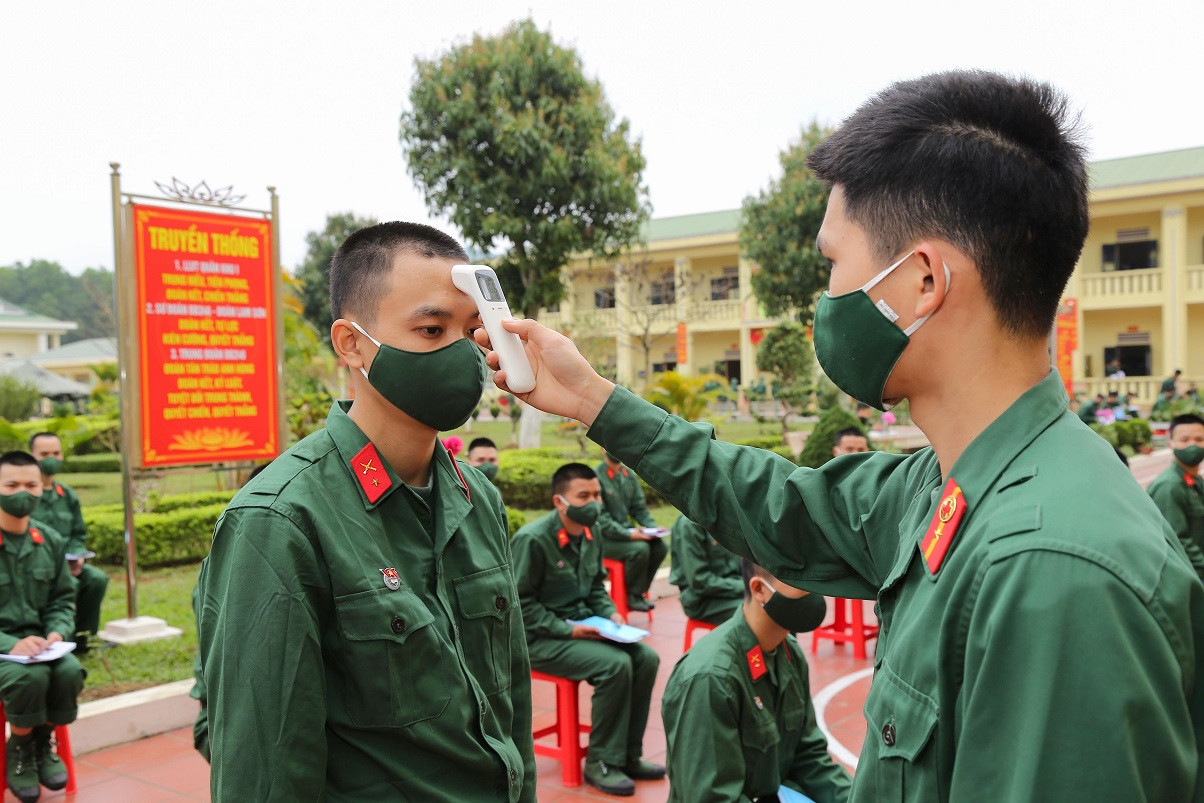Tân binh Trung đoàn 246 gác nỗi nhớ nhà, hăng say tập luyện ảnh 1