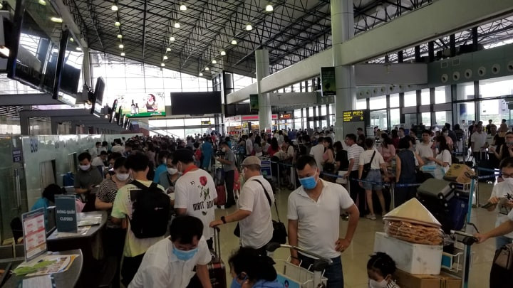 Du lịch 'trên trời, dưới đất' khắp nơi tắc nghẽn vào hè ảnh 3