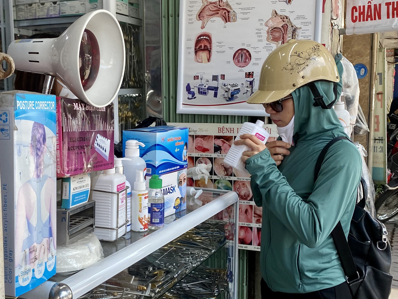 Hà Nội liên tiếp có ca mắc COVID-19, khẩu trang lên cơn 'sốt giá' ảnh 1