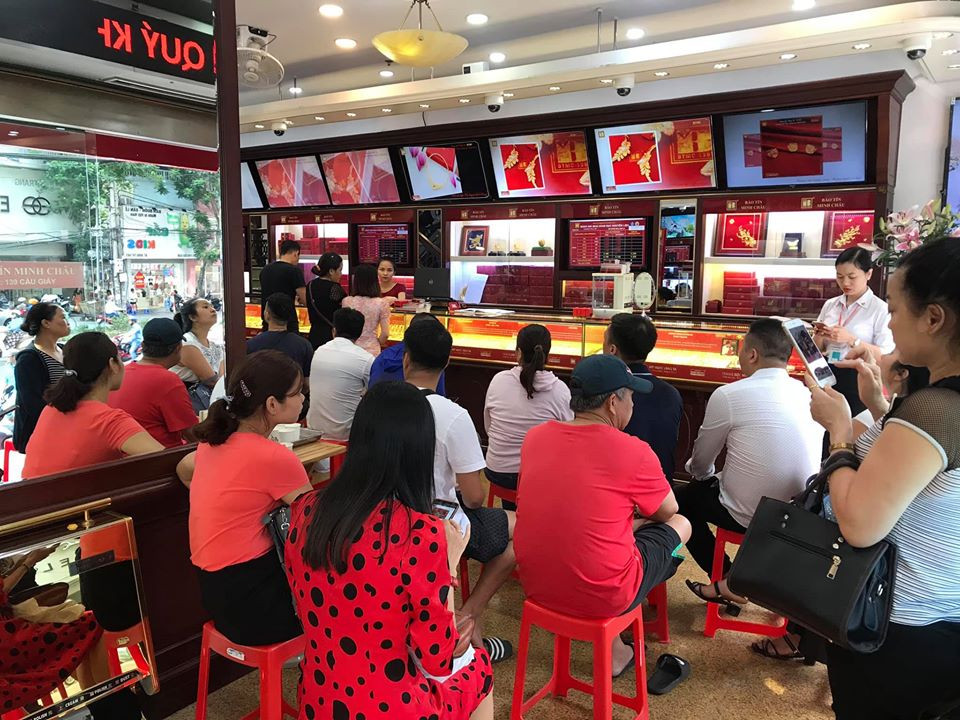 Vàng 'leo' lên 56 triệu/lượng, tiệm vàng sôi động như ngày Thần tài ảnh 1