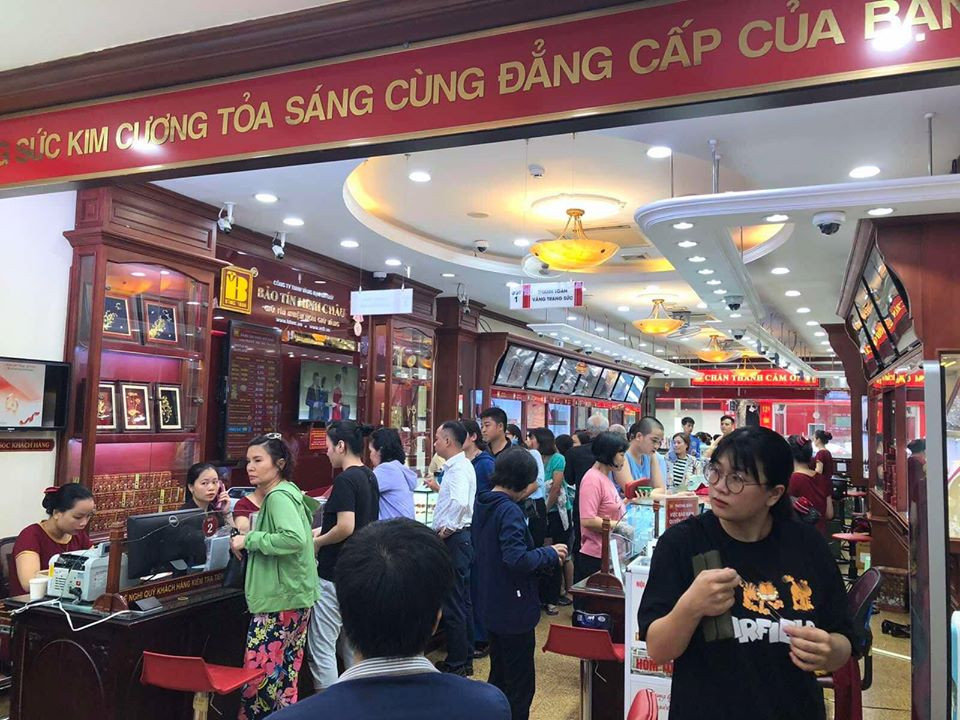 Vàng 'leo' lên 56 triệu/lượng, tiệm vàng sôi động như ngày Thần tài ảnh 2