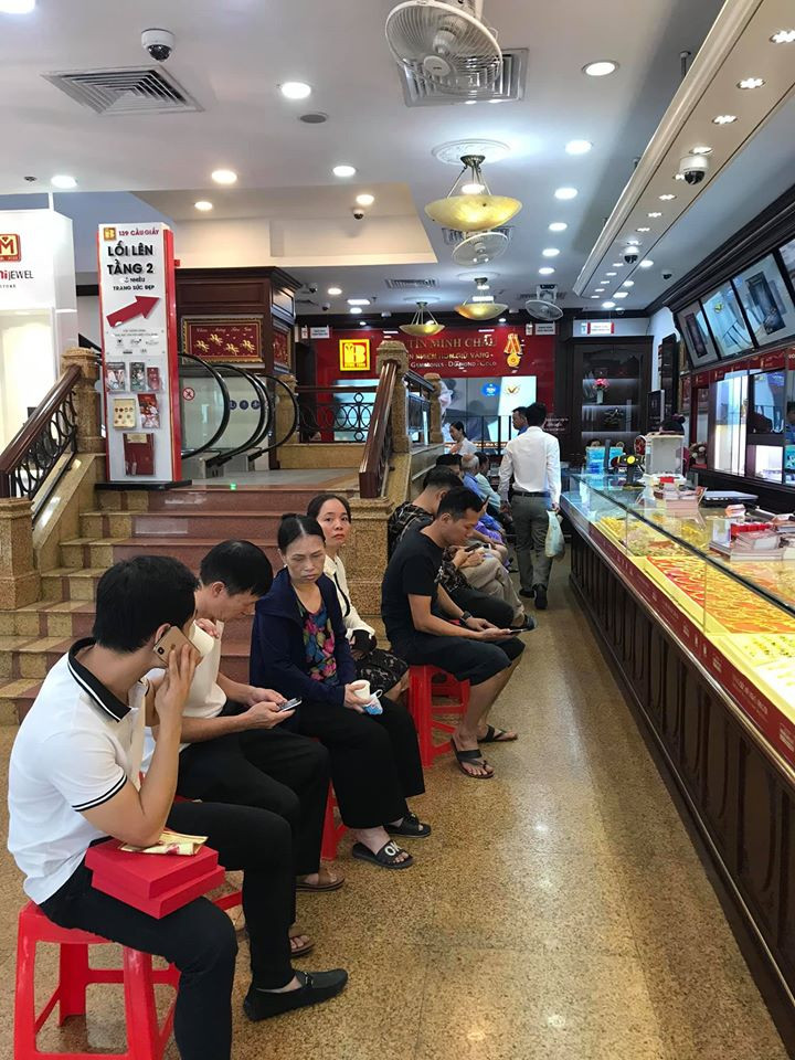 Vàng 'leo' lên 56 triệu/lượng, tiệm vàng sôi động như ngày Thần tài ảnh 3
