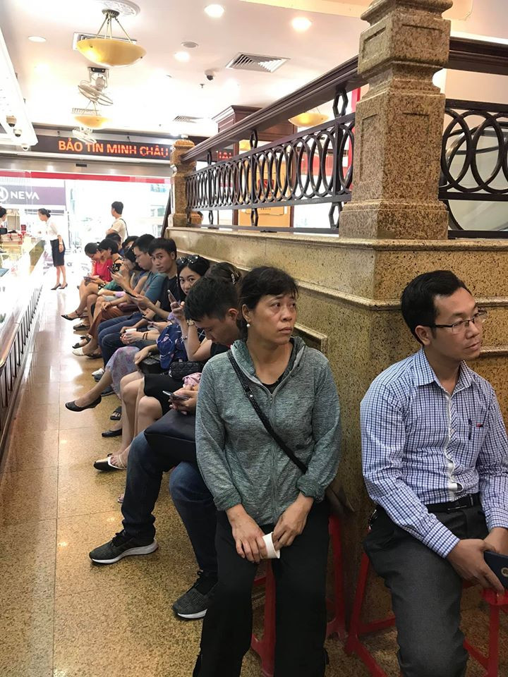 Giá vàng 'điên loạn': Người xếp hàng chờ bán, kẻ vác bao tải tiền đi mua ảnh 2