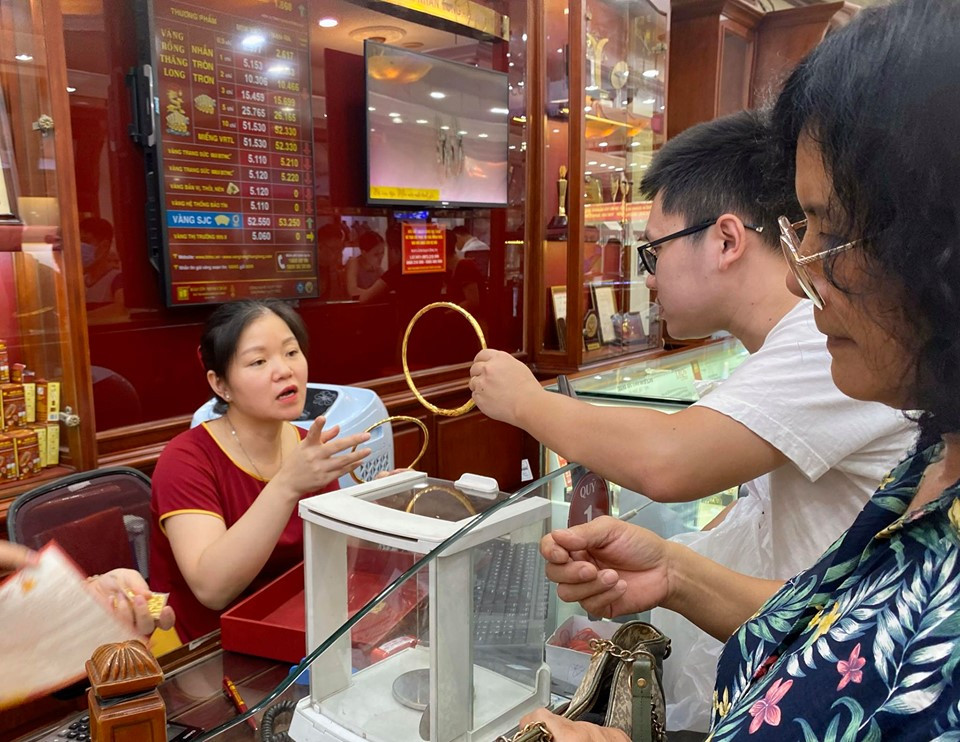 Giá vàng 'điên loạn': Người xếp hàng chờ bán, kẻ vác bao tải tiền đi mua ảnh 1