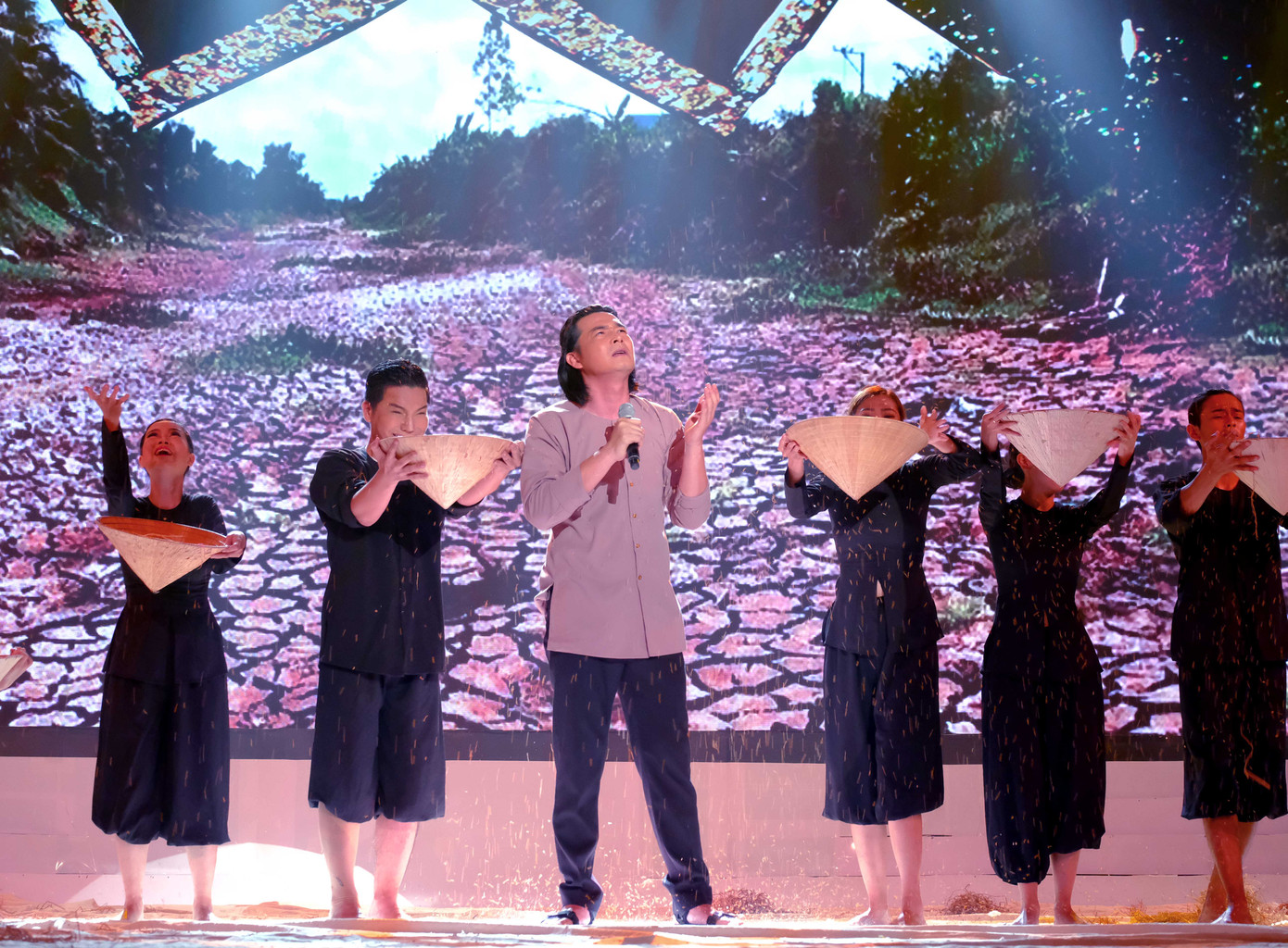 Phi Nhung lần đầu tiết lộ lý do làm từ thiện tại quê hương trong suốt 20 năm qua ảnh 1