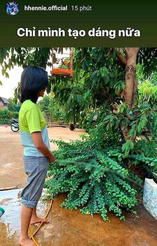 Ảnh đặt vòi nước tưới cây ở vị trí nhạy cảm, H’Hen Niê làm dậy 'sóng' cộng đồng mạng ảnh 2