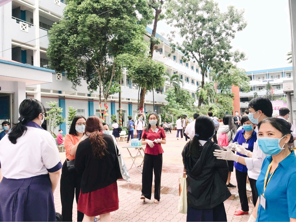 Không khí nghiêm túc trong buổi chiều ngày 8/8 tại một điểm thi ở TP.HCM - Ảnh: Thục Văn. Teen “check-in” điểm thi tốt nghiệp THPT giữa sự “bảo vệ” của đội ngũ y tế, công an ảnh 6