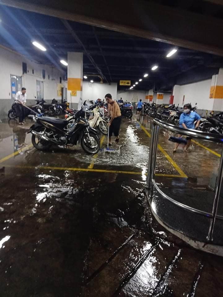 TP.HCM mưa lớn kéo dài: Trung tâm Quận 1 ngập nặng, nước dâng cao tràn vào hầm xe ảnh 3