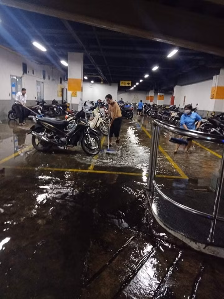TP.HCM mưa lớn kéo dài: Trung tâm Quận 1 ngập nặng, nước dâng cao tràn vào hầm xe ảnh 3