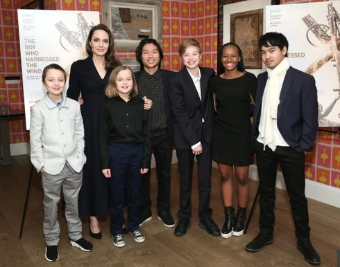 Angelina Jolie tức giận khi Brad Pitt giới thiệu vợ cũ Jennifer Aniston với các con ảnh 1