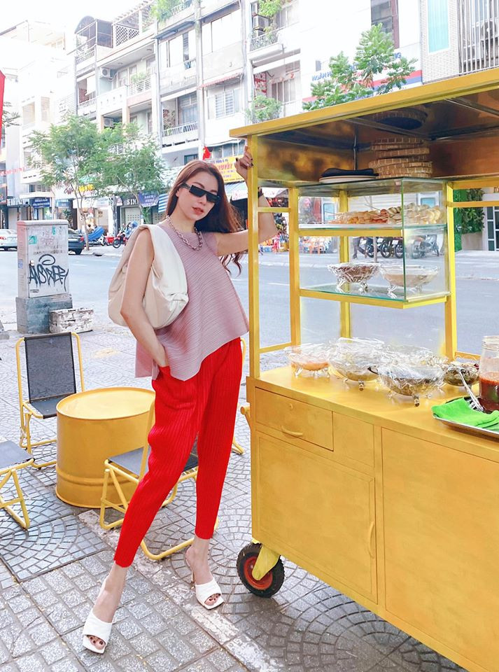 Hết giãn cách, Trà Ngọc Hằng kinh doanh quán chè, khoe bán hết 100 kí sầu riêng ảnh 1