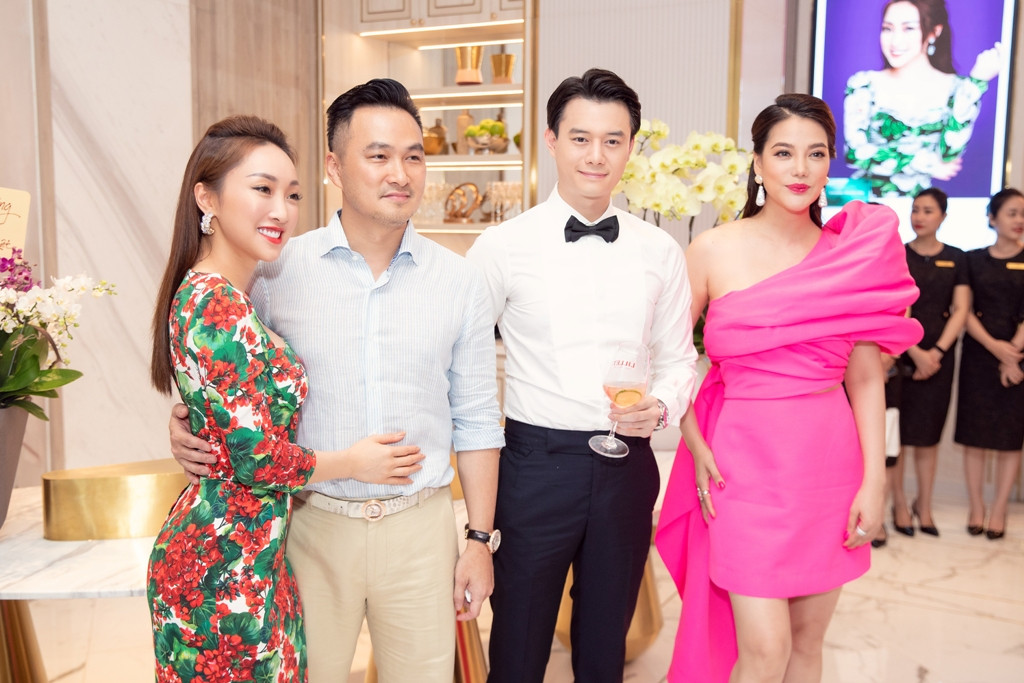 Trương Ngọc Ánh mặc váy lệch vai gợi cảm bên tình tin đồn Anh Dũng ảnh 2