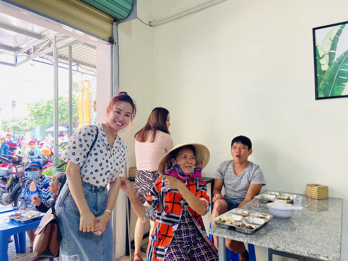 Ca sĩ Vy Oanh cùng chồng doanh nhân làm phục vụ tại bếp ăn 0 đồng ảnh 4