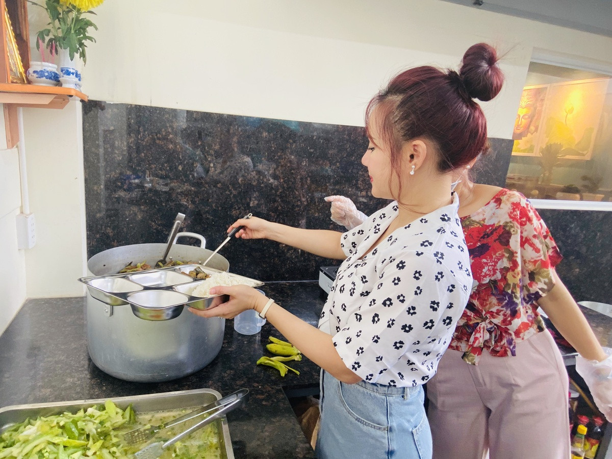 Ca sĩ Vy Oanh cùng chồng doanh nhân làm phục vụ tại bếp ăn 0 đồng ảnh 2