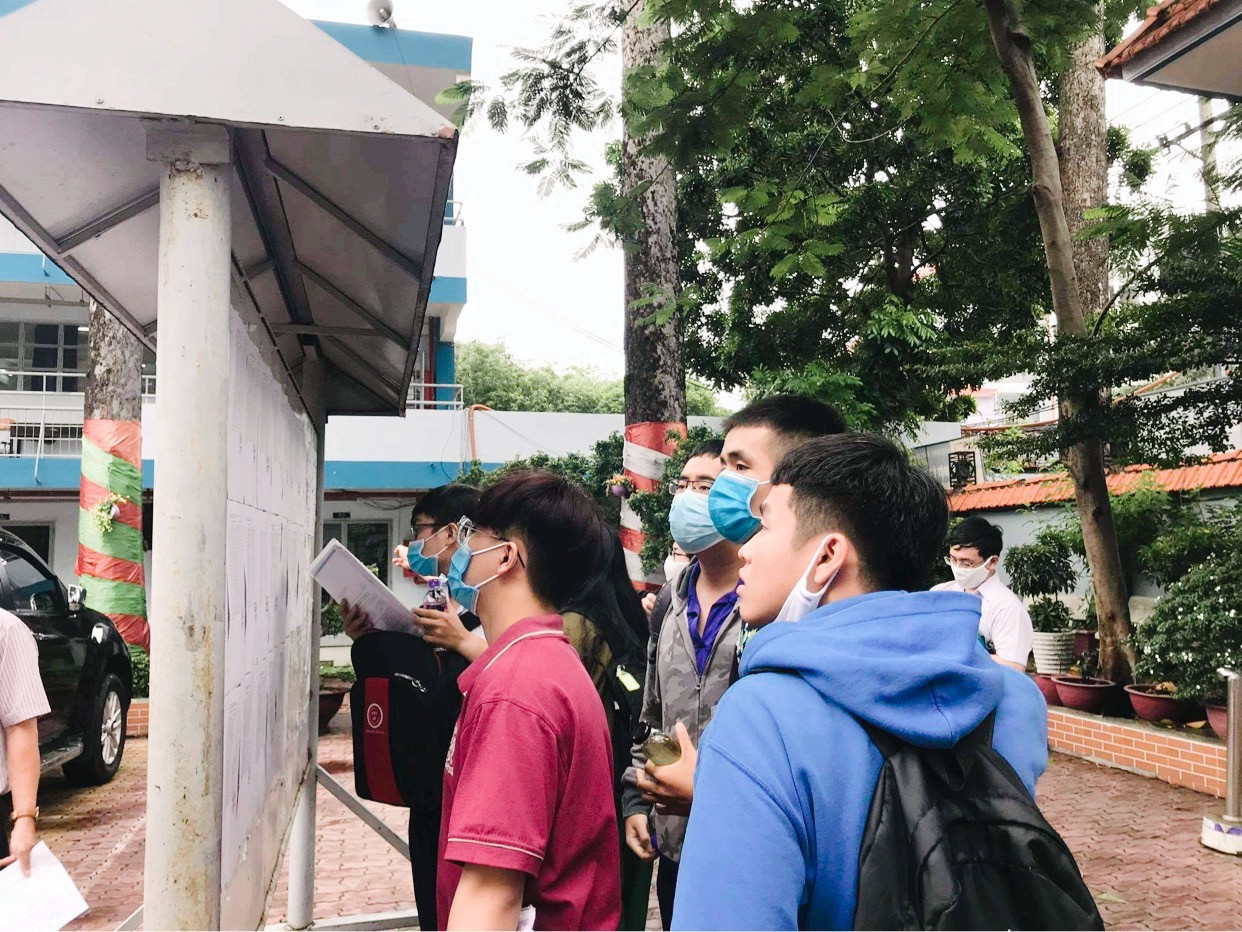 Các thí sinh xem thông tin cần thiết trước khi vào phòng thi. Ảnh: Thục Văn. Teen “check-in” điểm thi tốt nghiệp THPT giữa sự “bảo vệ” của đội ngũ y tế, công an ảnh 3